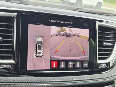 Used 2023 Chrysler Pacifica Limited FWD image 32