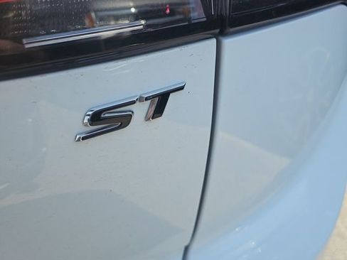 Used 2023 Buick Envision Essence w/ Sport Touring Package image 4