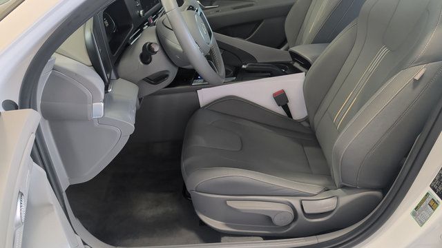 Certified 2025 Hyundai Elantra Sport FWD image 9
