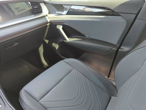 Certified 2025 Volkswagen Tiguan SE R-Line image 27