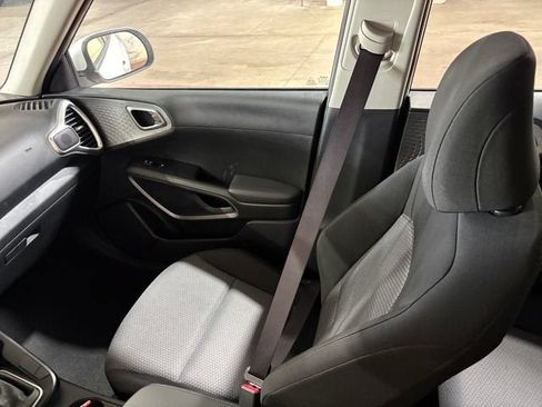 Used 2025 Kia Soul LX w/ LX Technology Package FWD image 15