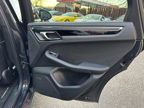 Used 2022 Porsche Macan image 22