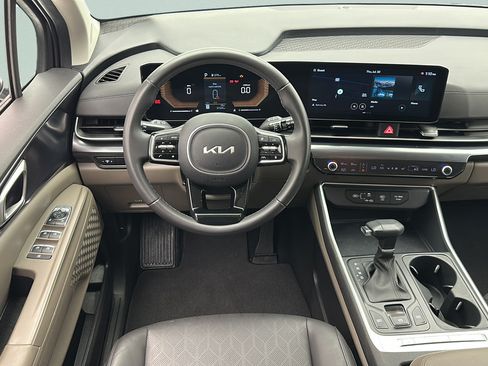Used 2025 Kia Carnival FWD image 12