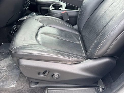 Used 2018 Chrysler Pacifica Touring-L Plus FWD image 16