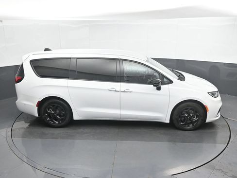 Used 2024 Chrysler Pacifica Limited FWD image 30