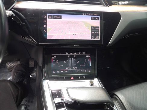 Used 2019 Audi e-tron Prestige w/ Prestige Package AWD/4WD image 10