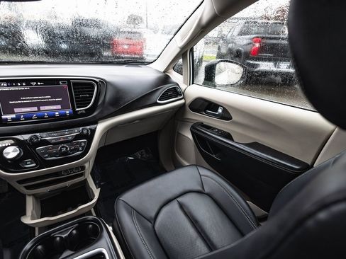 Used 2024 Chrysler Pacifica Touring-L image 28