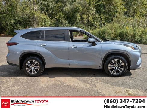 Certified 2024 Toyota Highlander XLE image 2