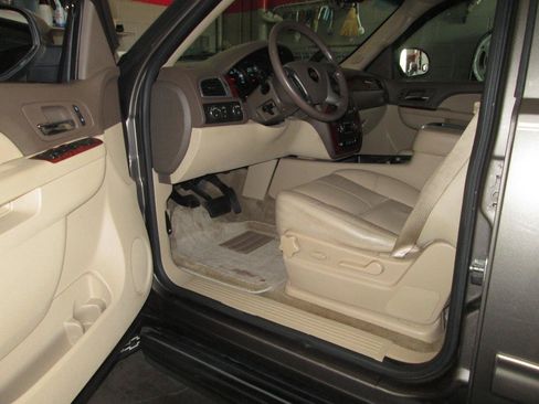 Used 2012 Chevrolet Suburban LT AWD/4WD image 23