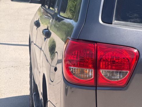 Used 2017 Toyota Sequoia SR5 AWD/4WD image 19