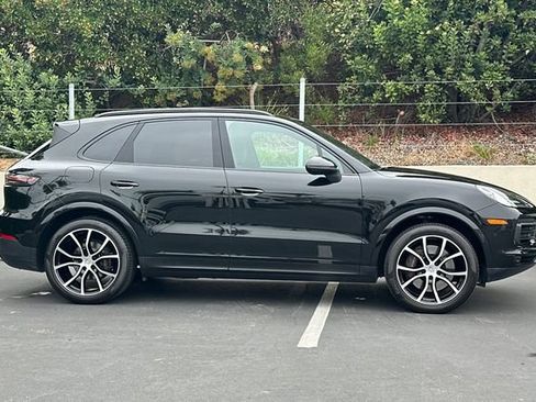 Used 2023 Porsche Cayenne AWD/4WD image 6