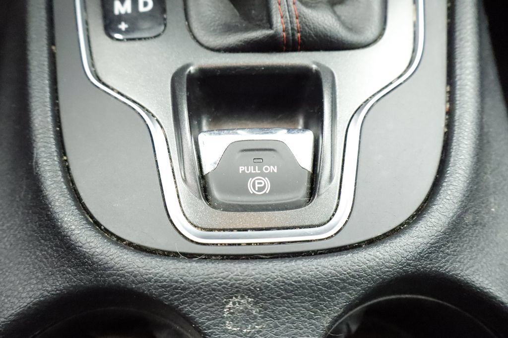Used 2019 Jeep Cherokee Trailhawk w/ Cold Weather Group AWD/4WD image 30