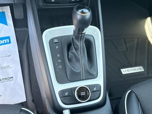 Used 2024 Hyundai Venue Limited image 16