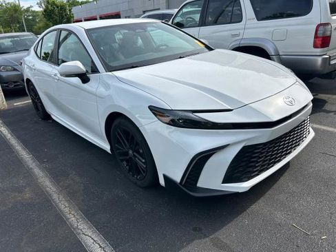 Certified 2025 Toyota Camry SE image 1