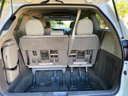 Used 2015 Toyota Sienna XLE Premium FWD image 9