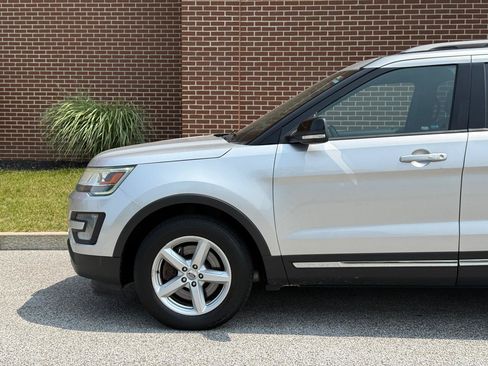 Used 2017 Ford Explorer XLT w/ Equipment Group 202A AWD/4WD image 6