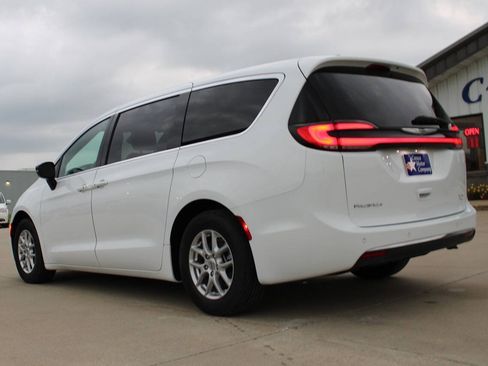 Used 2025 Chrysler Pacifica Select FWD image 7