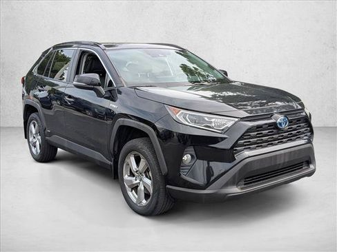 Used 2021 Toyota RAV4 XLE Premium AWD/4WD image 4