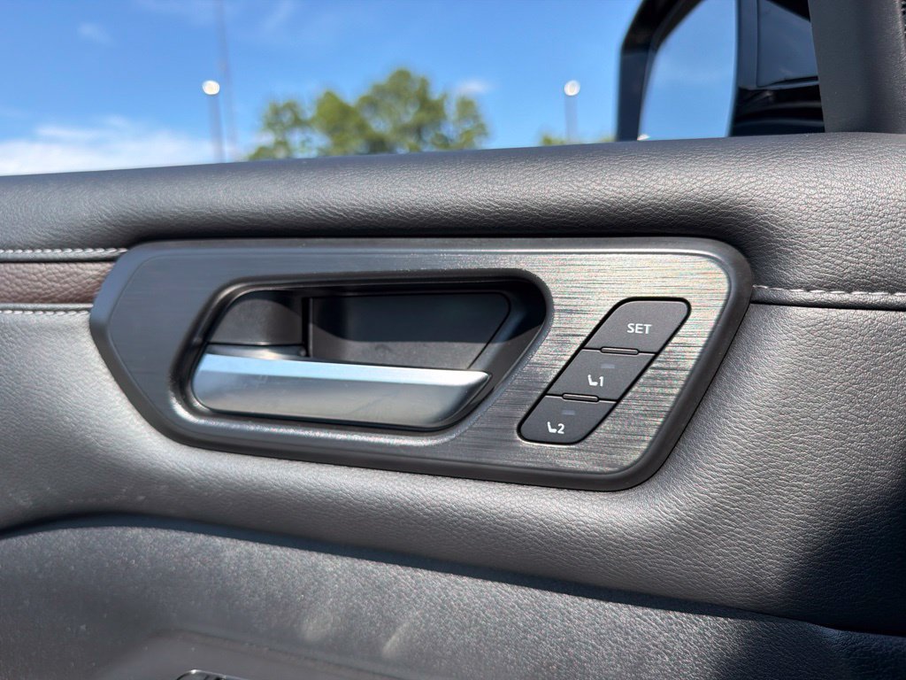Certified 2025 Nissan Armada SL w/ Captain's Chari Seat Package AWD/4WD image 17