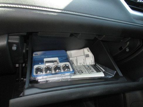 Used 2021 GMC Acadia SLE image 26