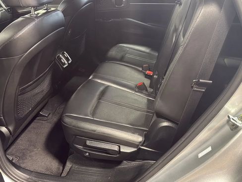 Used 2022 Kia Sorento S w/ Panoramic Sunroof Package FWD image 11