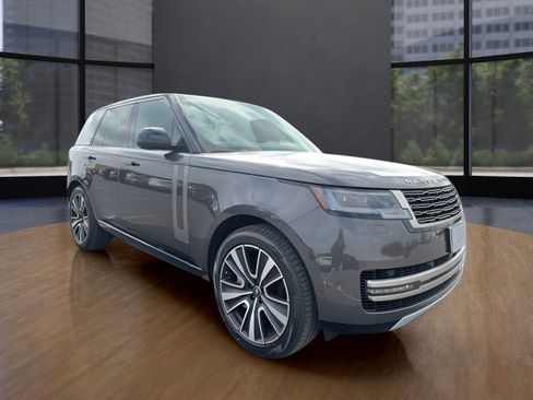New 2025 Land Rover Range Rover SE image 2