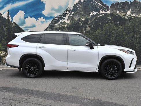 Used 2023 Toyota Highlander XSE AWD/4WD image 2