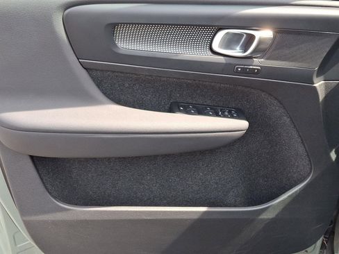 Used 2025 Volvo XC40 B5 Plus image 13