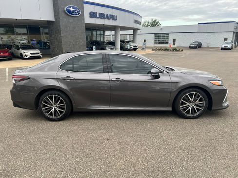 Used 2023 Toyota Camry XLE image 8