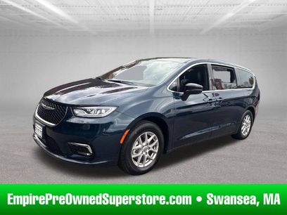 Used 2025 Chrysler Pacifica Select