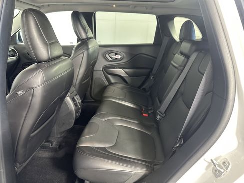 Used 2019 Jeep Cherokee Overland w/ Technology Group image 7