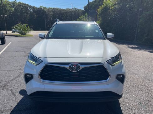Used 2021 Toyota Highlander Limited FWD image 2