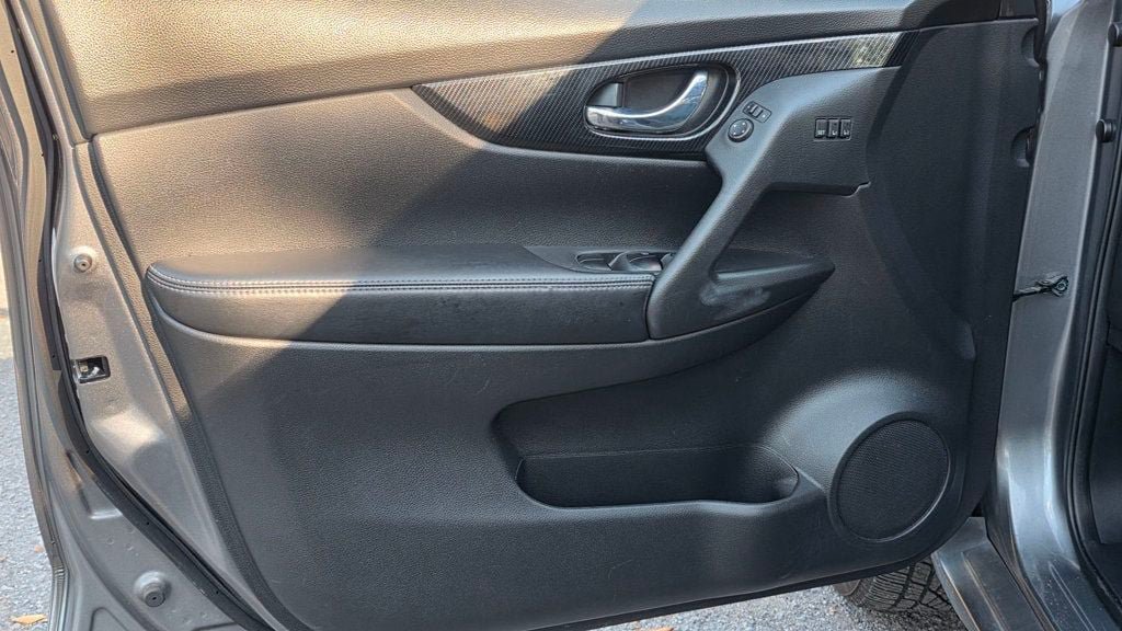 Used 2018 Nissan Rogue SL AWD/4WD image 16