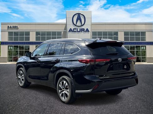 Used 2022 Toyota Highlander XLE AWD/4WD image 3