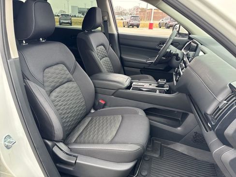 Used 2024 Nissan Pathfinder SV image 11