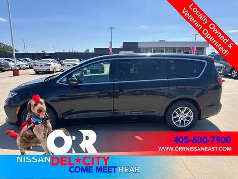 Used 2023 Chrysler Pacifica Touring-L FWD image 2