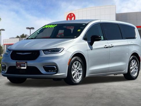 Used 2024 Chrysler Pacifica Touring-L FWD image 9