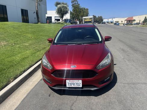 Used 2017 Ford Focus SE FWD image 2