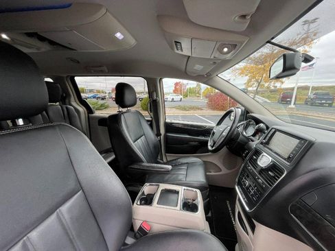 Used 2016 Chrysler Town & Country Touring w/ Driver Convenience Group image 10