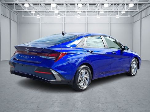 Certified 2025 Hyundai Elantra SE image 6