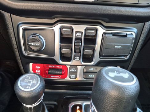 Certified 2025 Jeep Wrangler Unlimited Rubicon 4xe w/ Convenience Group AWD/4WD image 30