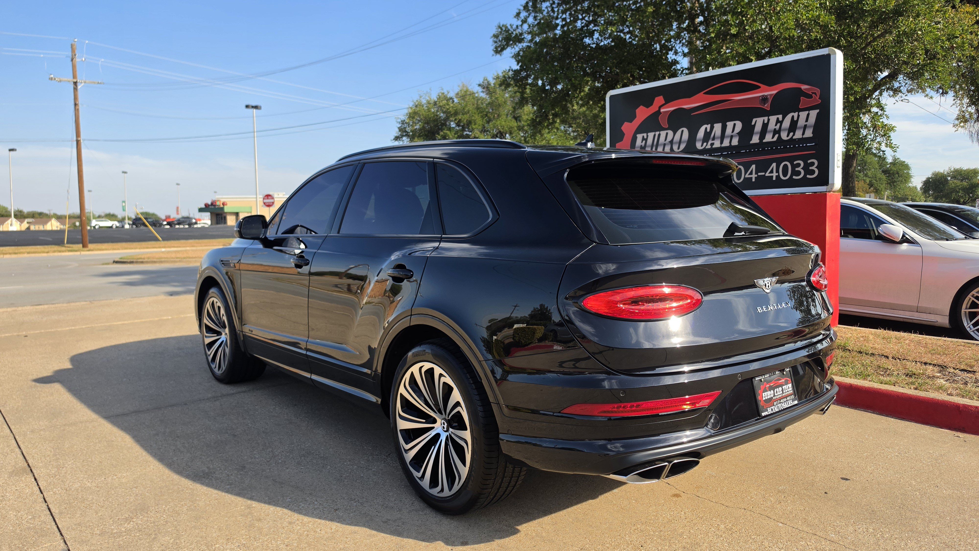 Used 2022 Bentley Bentayga AWD/4WD image 3