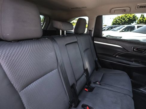 Used 2019 Toyota Highlander LE AWD/4WD image 32