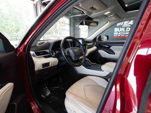 Used 2021 Toyota Highlander XLE AWD/4WD image 8