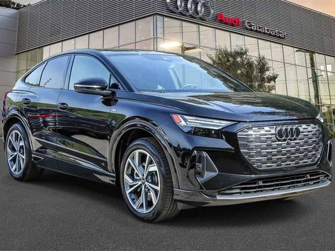 Used 2025 Audi Q4 e-tron Prestige w/ Black Optic Plus Package image 5