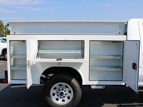 Used 2024 GMC Sierra 3500 Pro w/ Convenience Package image 8