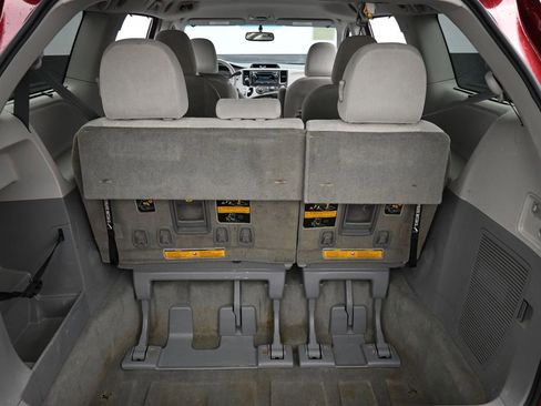 Used 2012 Toyota Sienna LE w/ Towing Pkg image 11