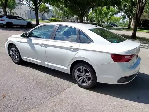 Used 2023 Volkswagen Jetta SE FWD image 6