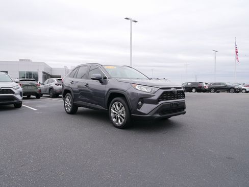Used 2019 Toyota RAV4 XLE Premium image 2