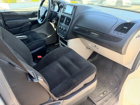 Used 2019 Dodge Grand Caravan SE w/ UConnect Hands-Free Group FWD image 10